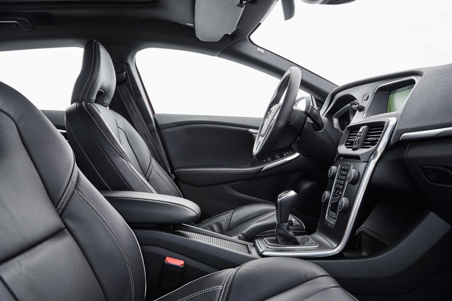 Интерьер Volvo V40 T4 R-Design 2016 года  (WW) (фото 5 из 13)